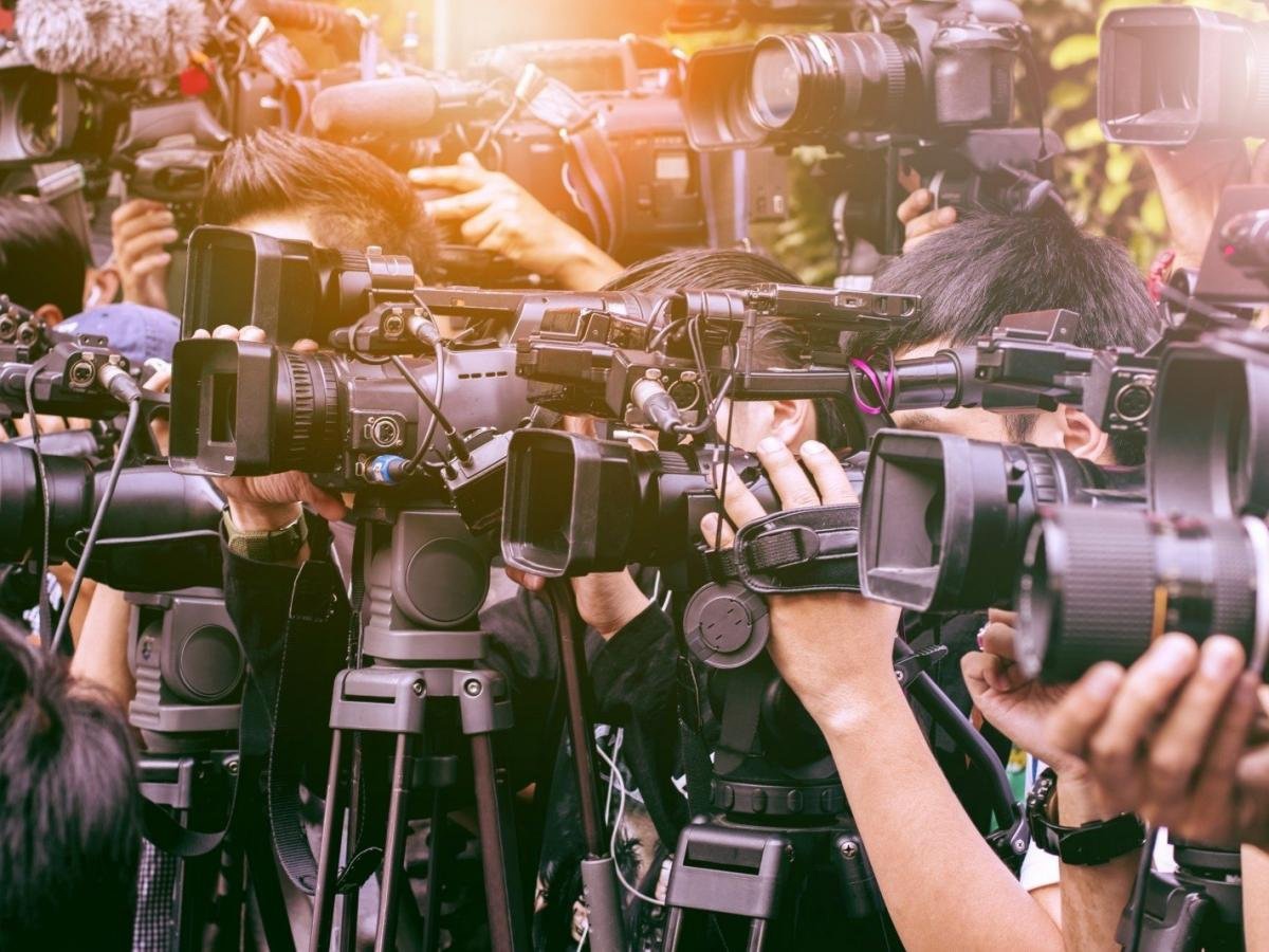 Gebundelde camera's van de pers, gericht op een gebeurtenis, illustreren de aandacht van media voor esports in Nederland